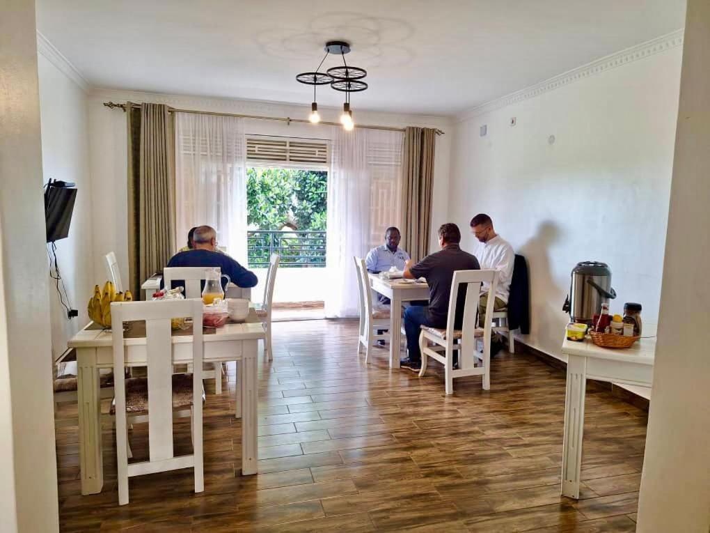 Nimaro Courts Hotel Entebbe Luaran gambar