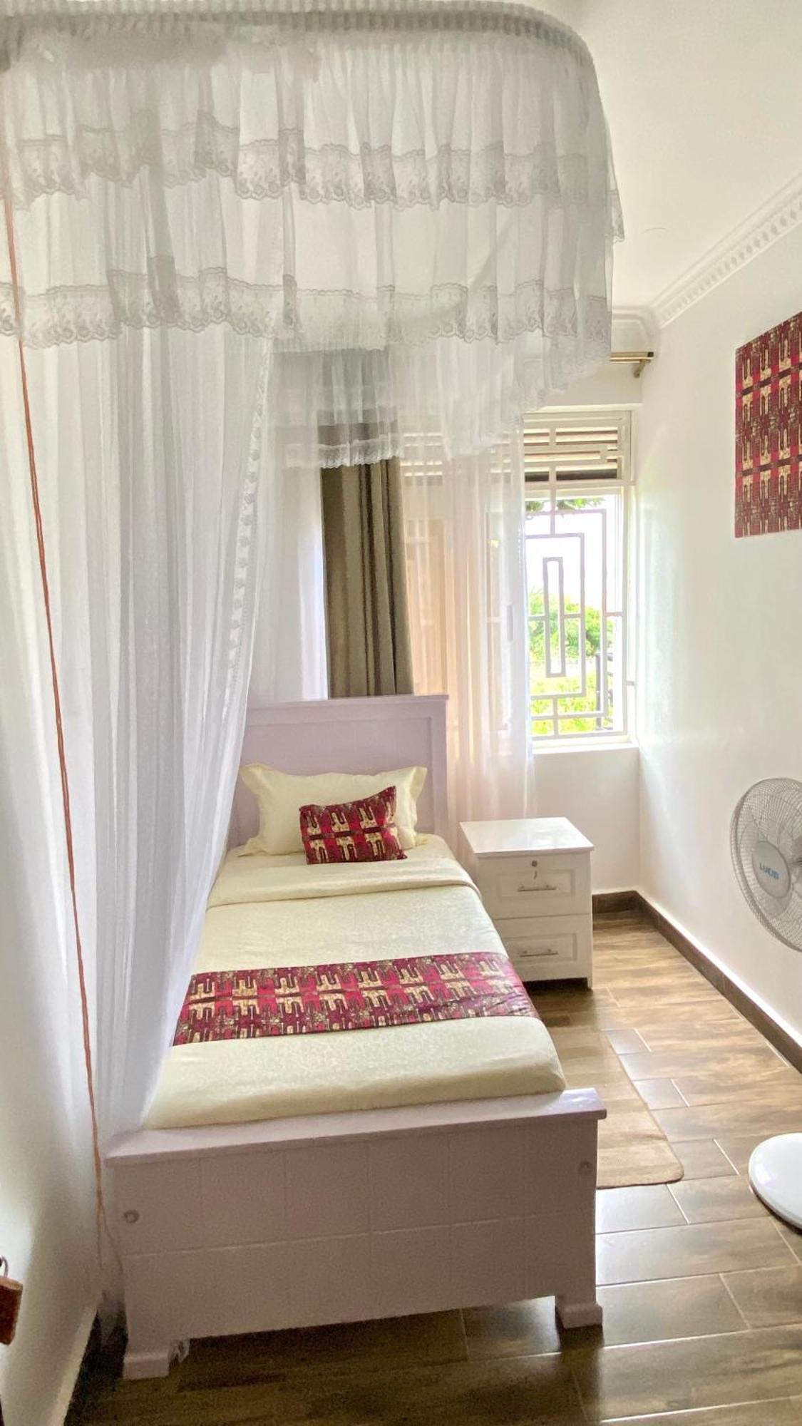 Nimaro Courts Hotel Entebbe Luaran gambar