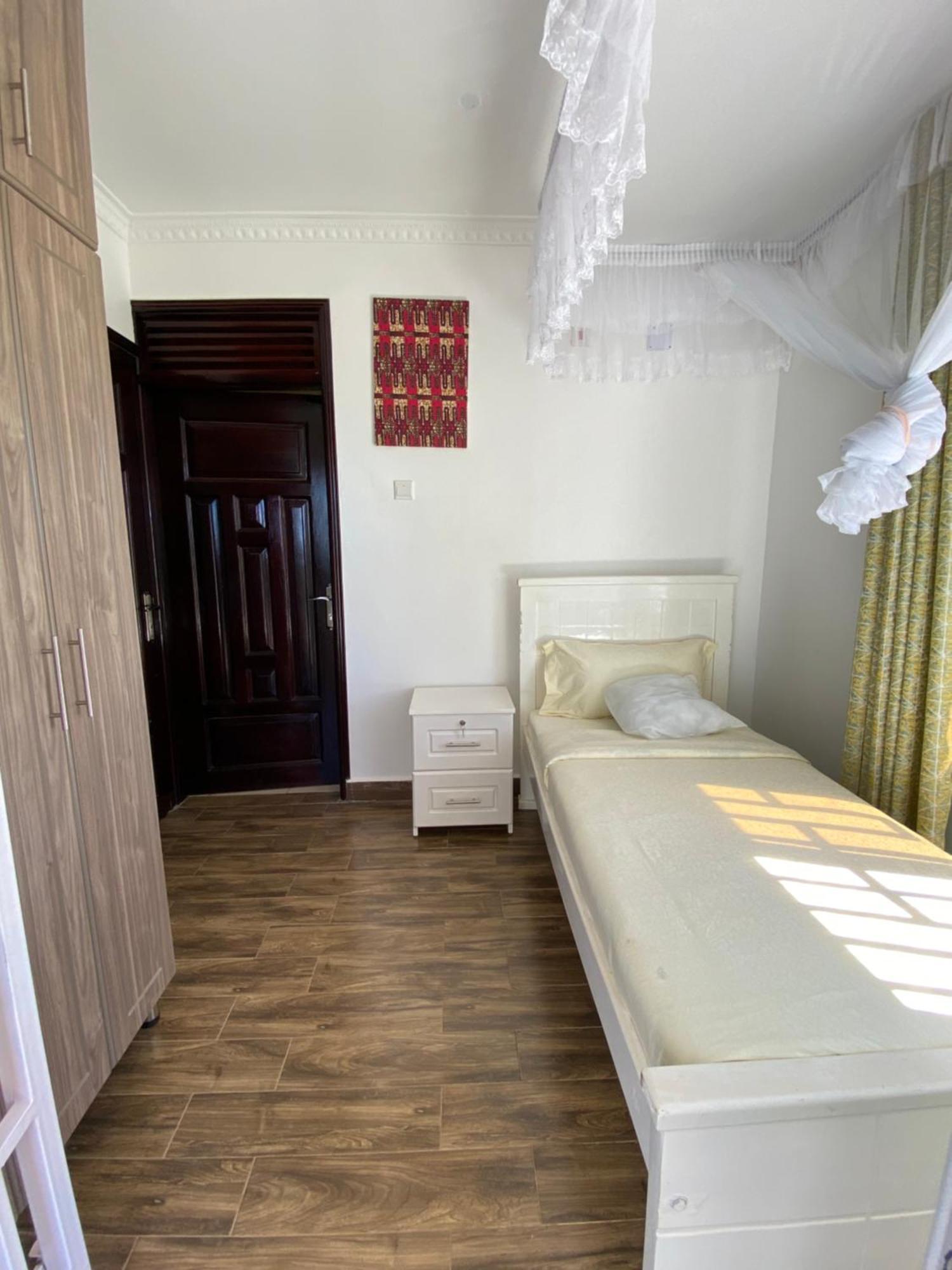 Nimaro Courts Hotel Entebbe Luaran gambar